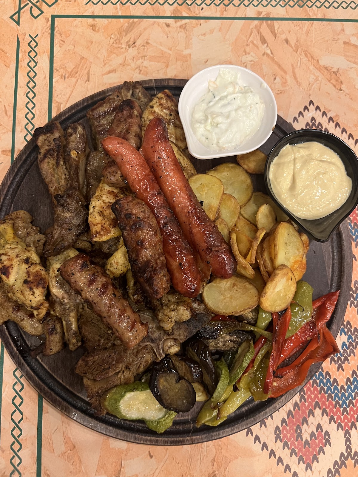 Kuzhinieri duke gatuar ne zgare